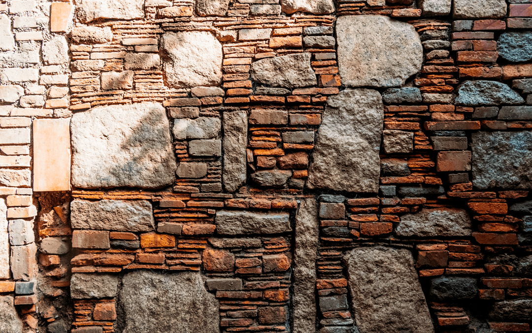 三面连接在一起的墙,分别采用了不同的闽南建筑风格,外面是出砖入石墙