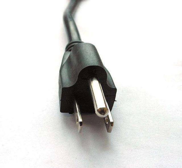 插头的铜片为什么是白色的?是有什么特殊作用吗?