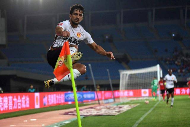 国足新人洛国富拿过金靴的超级前锋