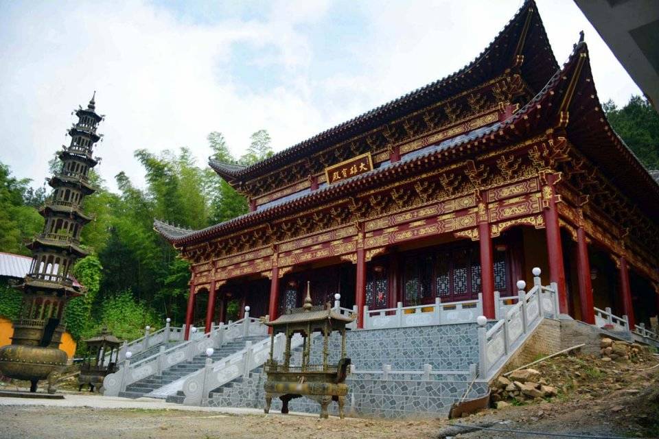 农村人在山中建寺庙,与奇峰交相辉映,看建成啥样子