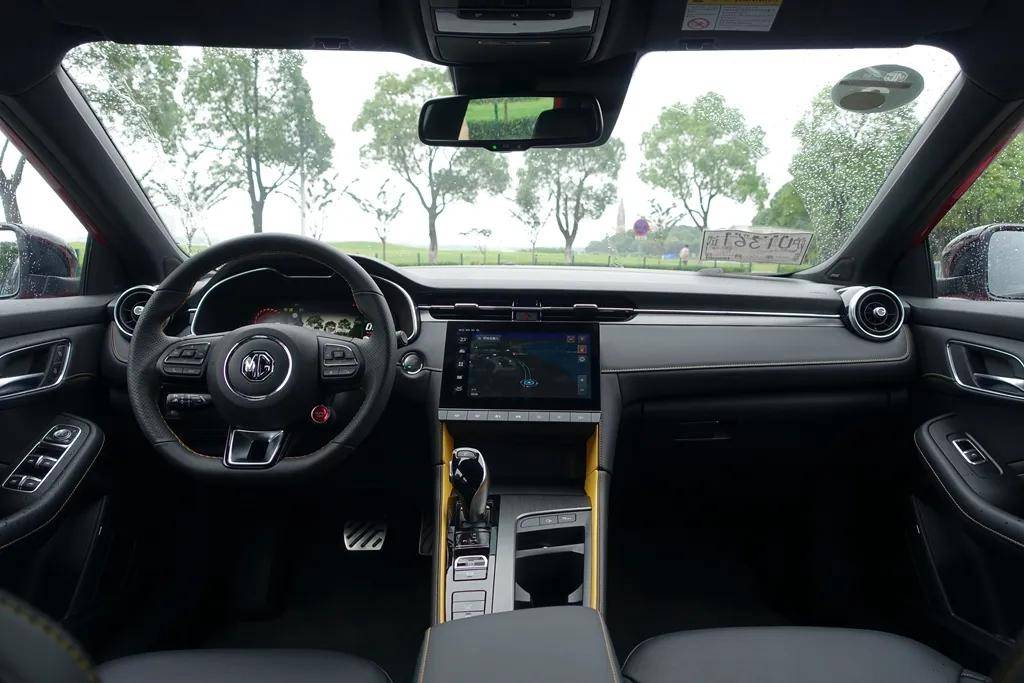 在第三代名爵6的内饰部分,最大的改动在于中控屏幕及两张座椅之间的副