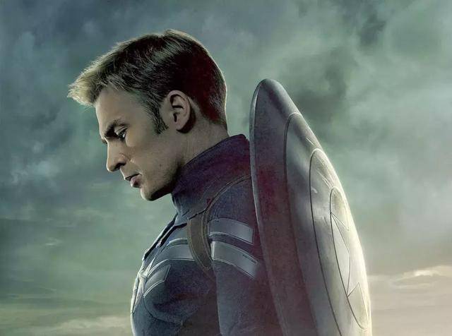 美队假装拿不起雷神之锤,美国队长假装举不动锤子