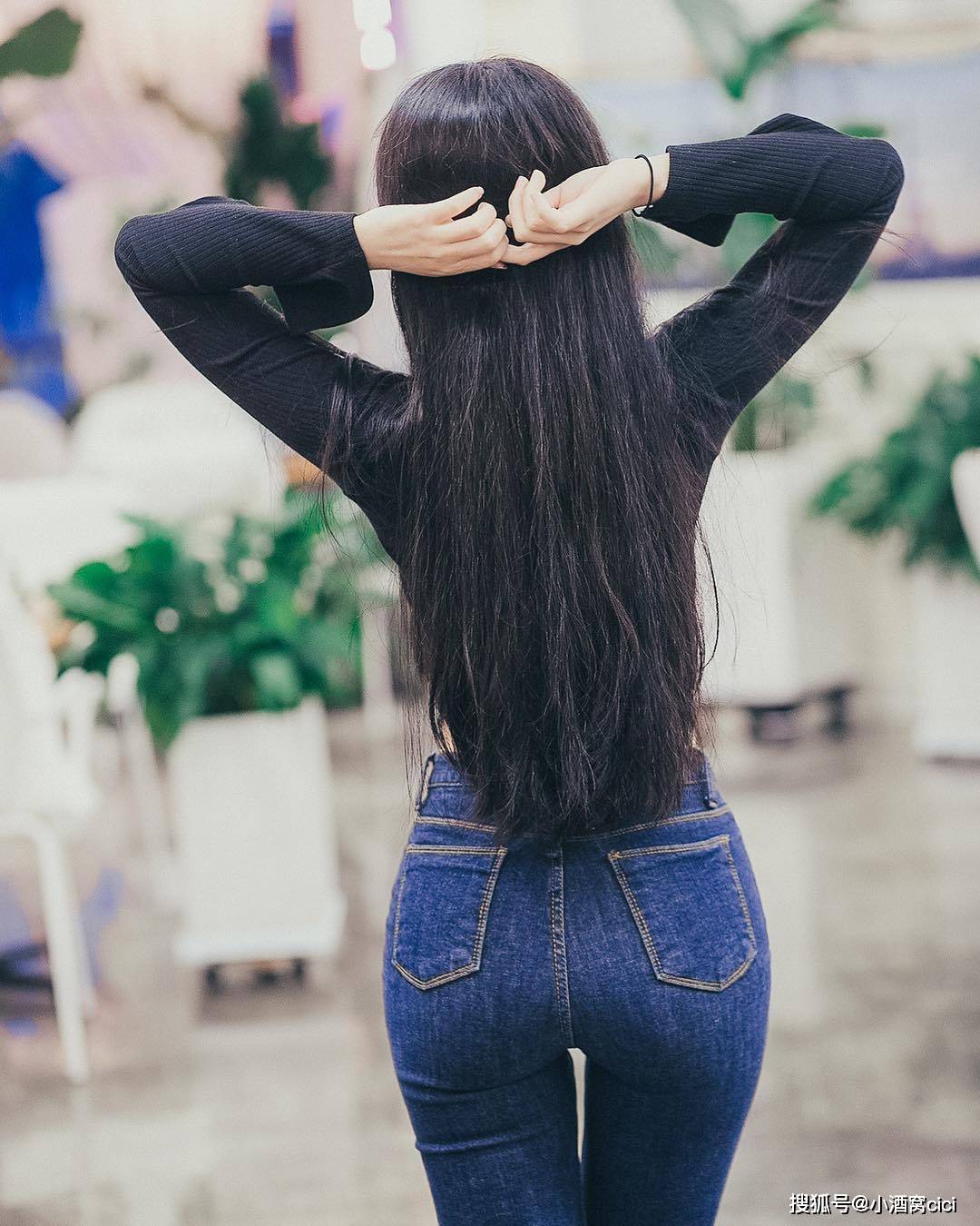 黑色上衣和深蓝色牛仔裤女生,最近很火的绿茶拍照