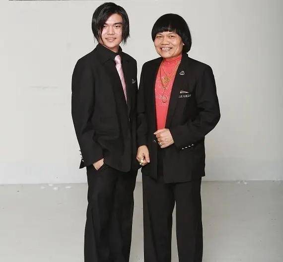 原创八两金最丑男人选举冠军却坐拥3个老婆儿子和他如同兄弟