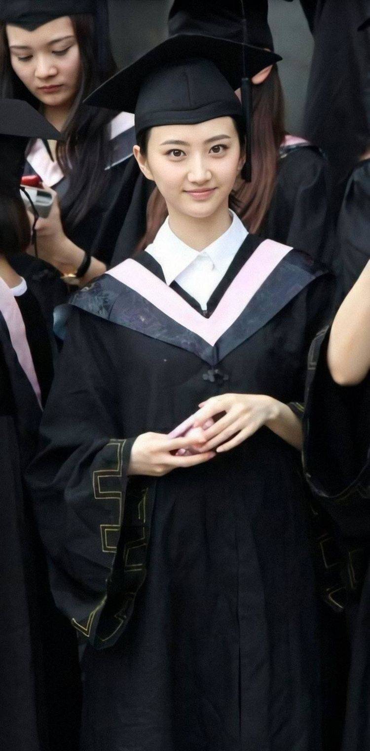 7位女星毕业照对比,刘亦菲是小仙女,迪丽热巴袁冰妍是同学?