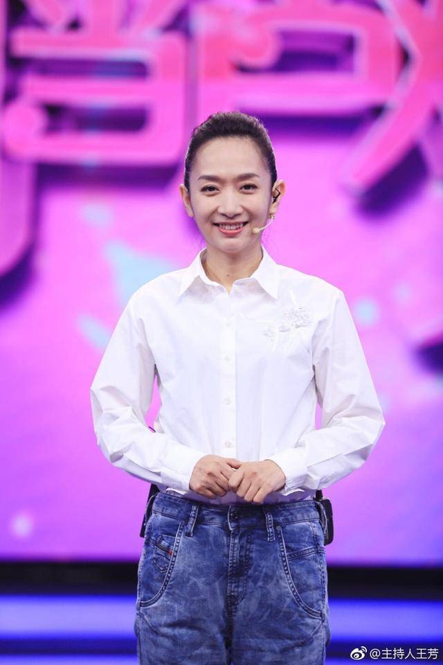 原创著名主持人王芳学网红直播?嫁大15岁高学历老公,卖货也彰显水平