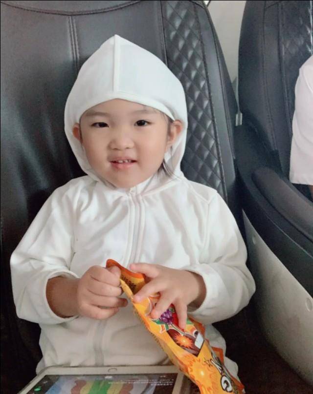 原创金霏在浴缸里养鸭子女儿和他一模一样才三岁把老爸逗蒙圈