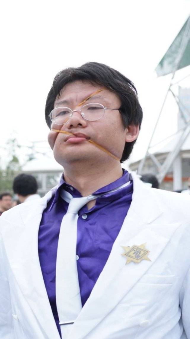 原创大叔cos花山薰用了两根皮筋网友看着很疼