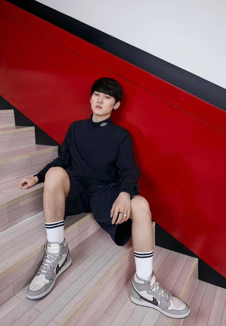 原创jkl不愧是lpl牌面,代言知名品牌迪奥的定妆照曝出,这颜值就离谱