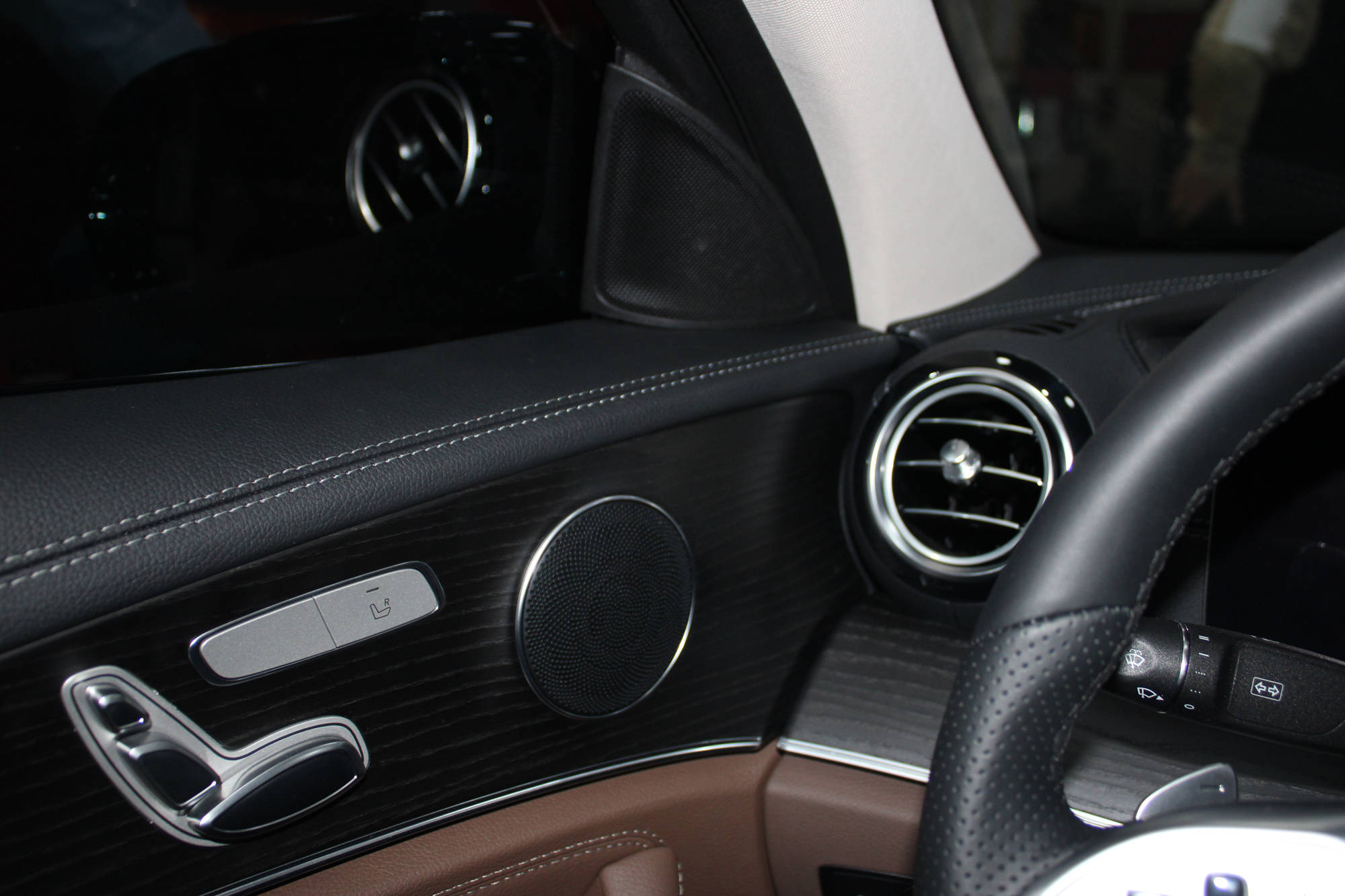 奔驰e260l汽车音响改装丹麦芬朗—郑州环亚汽车音响改装