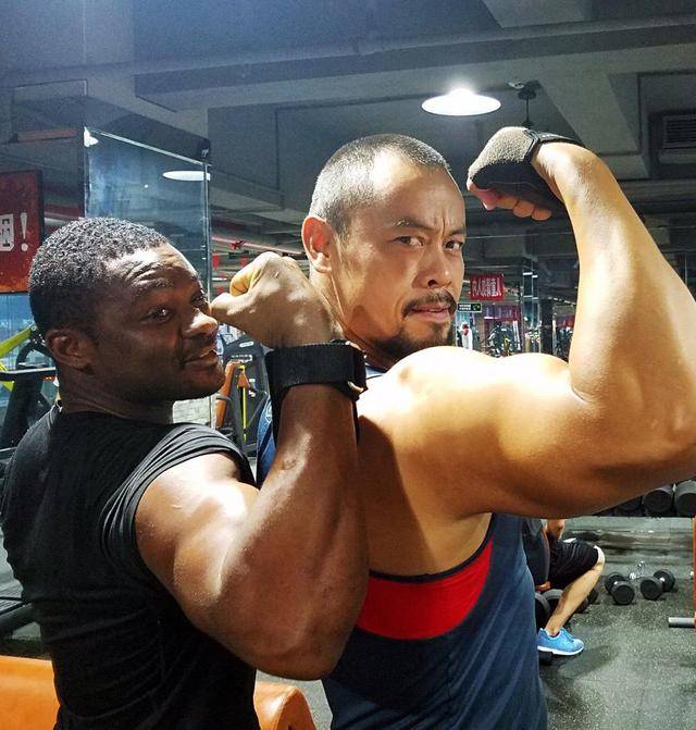 花和尚晋松倒拔玉米树猛男身材不复当年妻子侧颜像麦迪娜