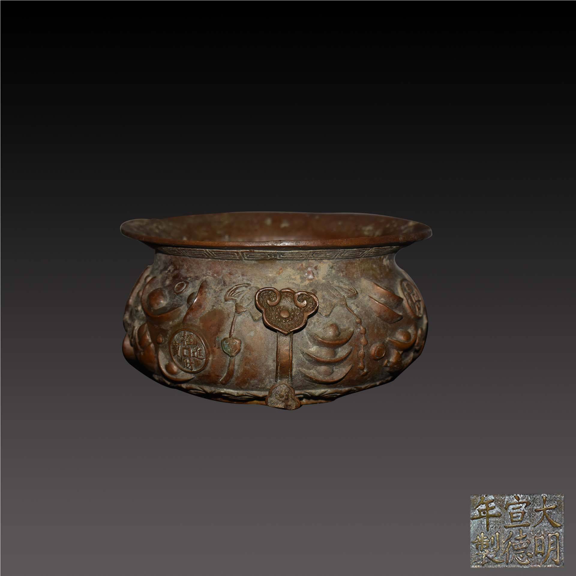 宣德炉是中国历史上第一次运用黄铜铸成的铜器明朝宣德皇帝曾亲自督促