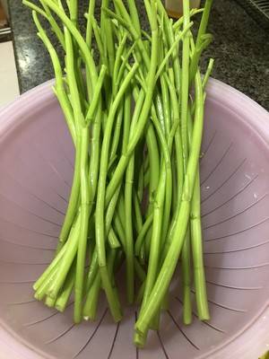 「快炒油渣空心菜杆儿」名门泽佳315网:简单快速炒出最美味的菜