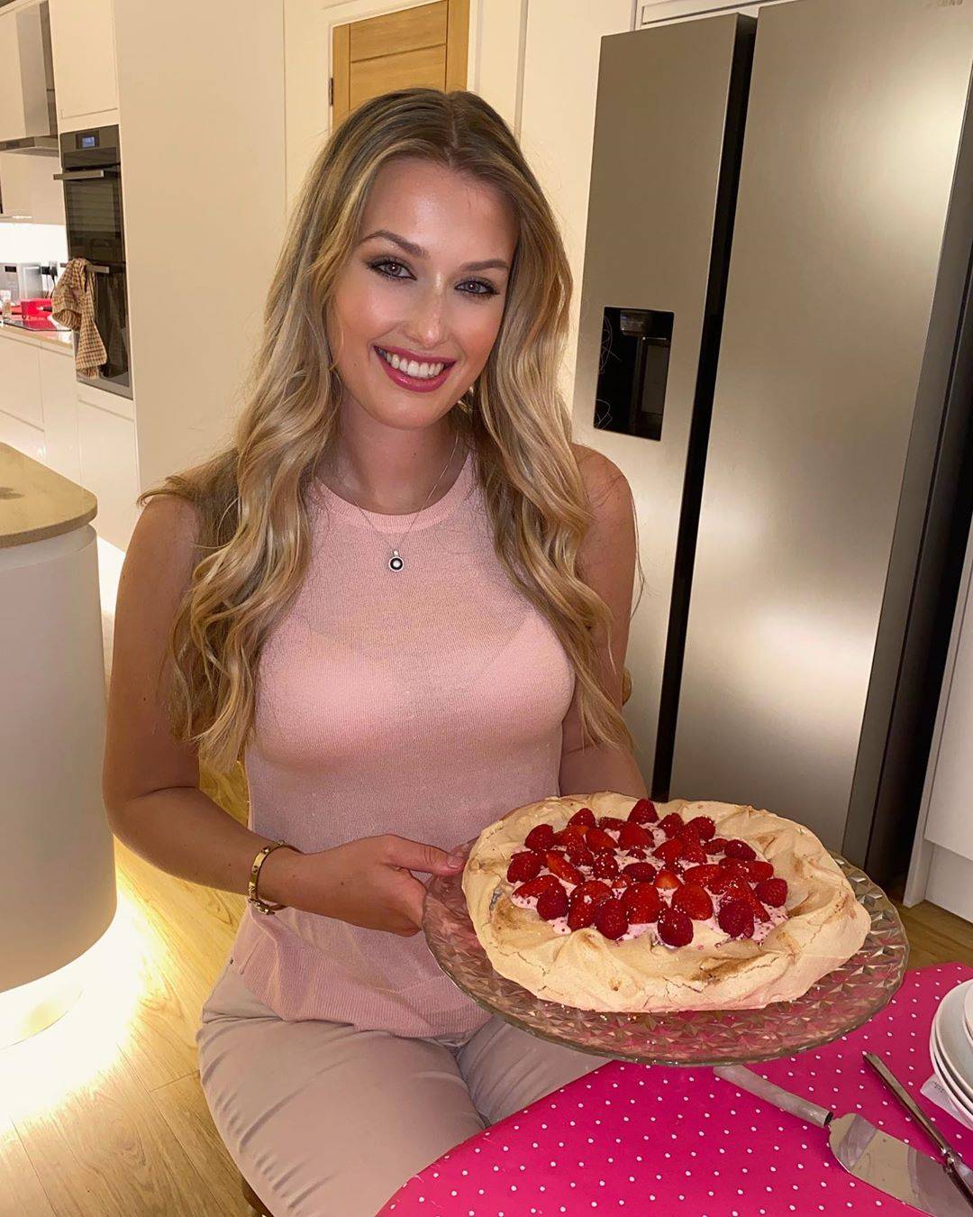 组图:英国22岁少女晒高球美照 粉丝大呼要办会员