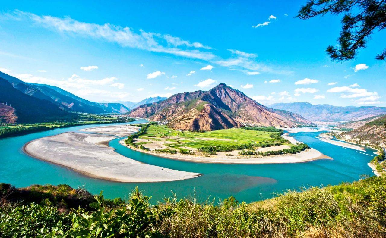 火爆全球的云南小城,抬头就能看见雪山,还藏着更多的秘境风光!