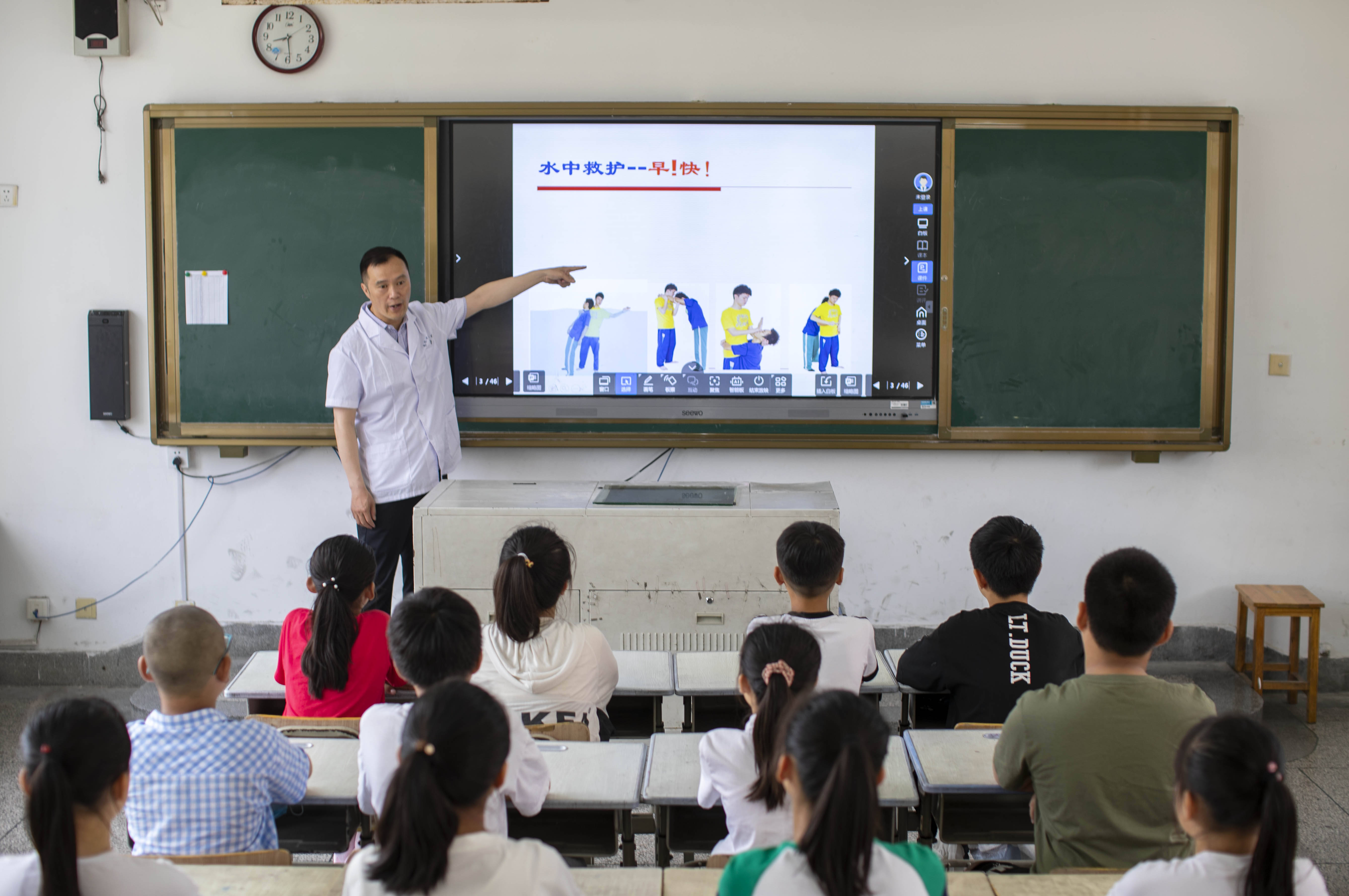 1 12 2020年7月14日,在江苏省泰州市大冯中心小学,苏陈中心卫生院副