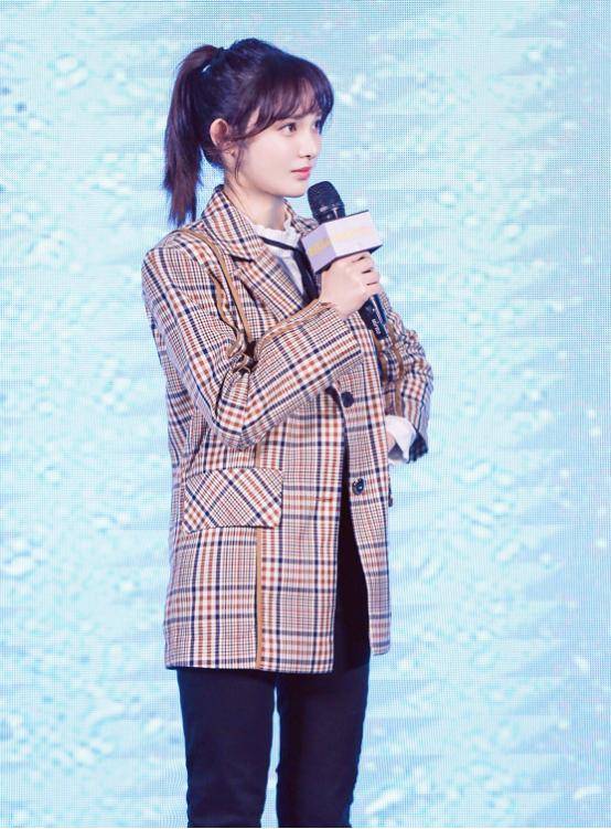 彭小苒的时尚真是男女通用,穿的好似"爸爸款",真挺潮