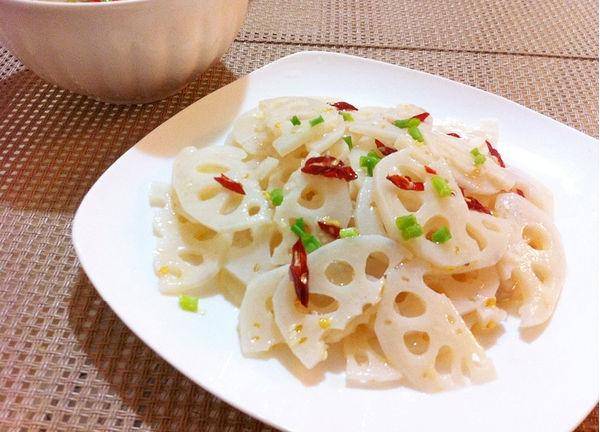 熘肥腸肉餡蒸蛋涼拌黑木耳涼拌藕片的做法