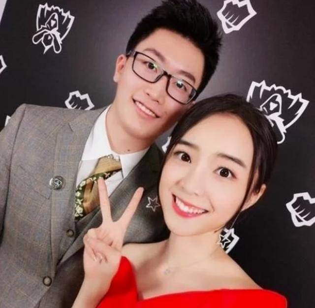 原创电竞圈模范情侣管泽元余霜官宣分手,一周前还在秀恩爱,网友一脸懵