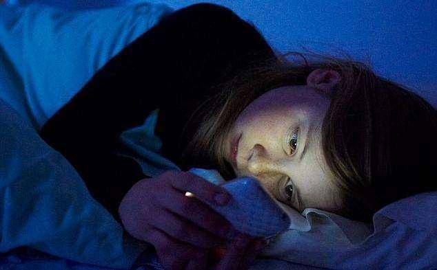 不过现在随着网络的普及,许多人动不动就躺床上玩着手机,不仅影响视力