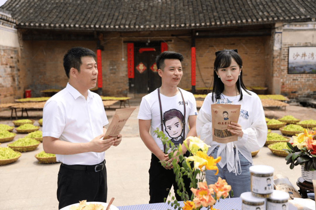 祁东县人民政府副县长周新生(左一)与新农人肖智雄(左二)向观众介绍