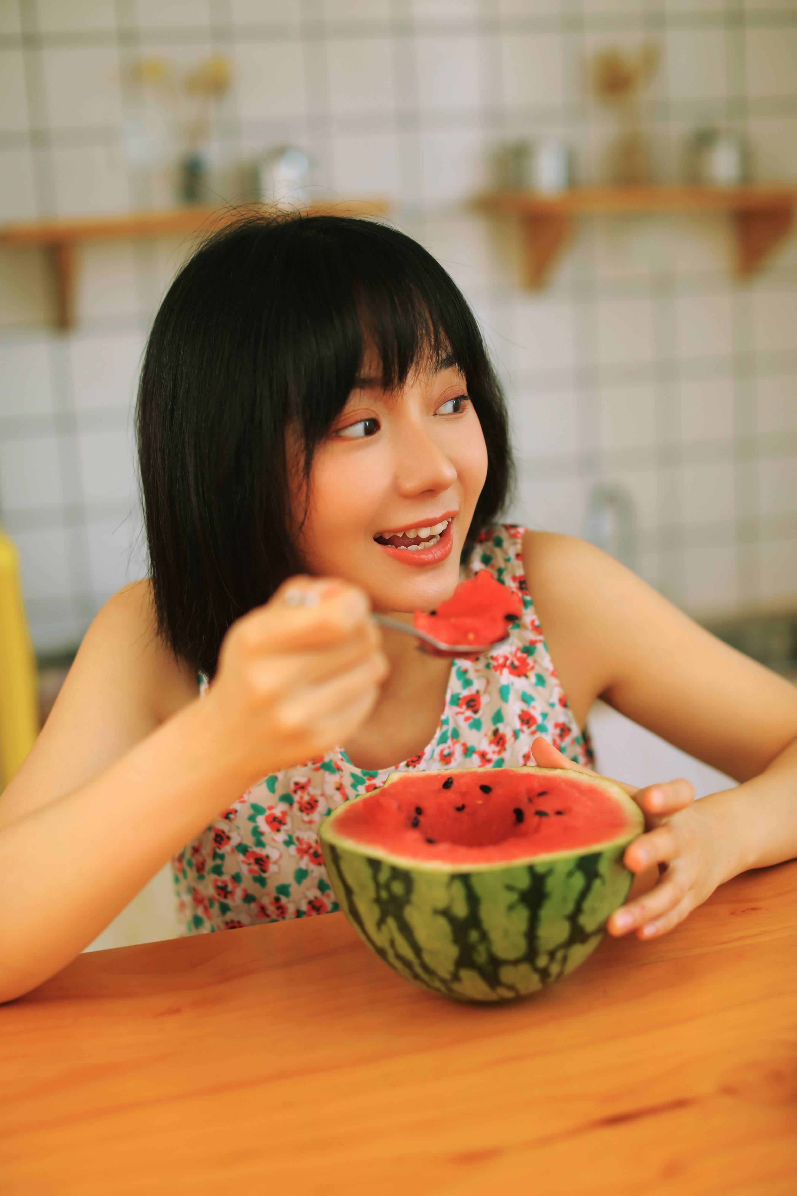 卜冠今化身"吃瓜少女" 夏日清新写真显灵动