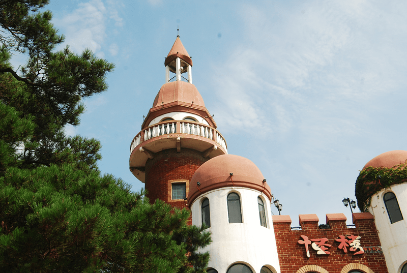 交通:乘公交至怪楼站下车即到地址;北戴河联峰路与百花路交叉口向西