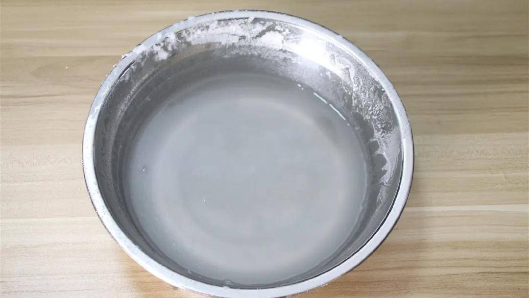 首先准备如下材料:清水,小苏打,白米醋,钢盆,玻璃杯,搅拌棒.