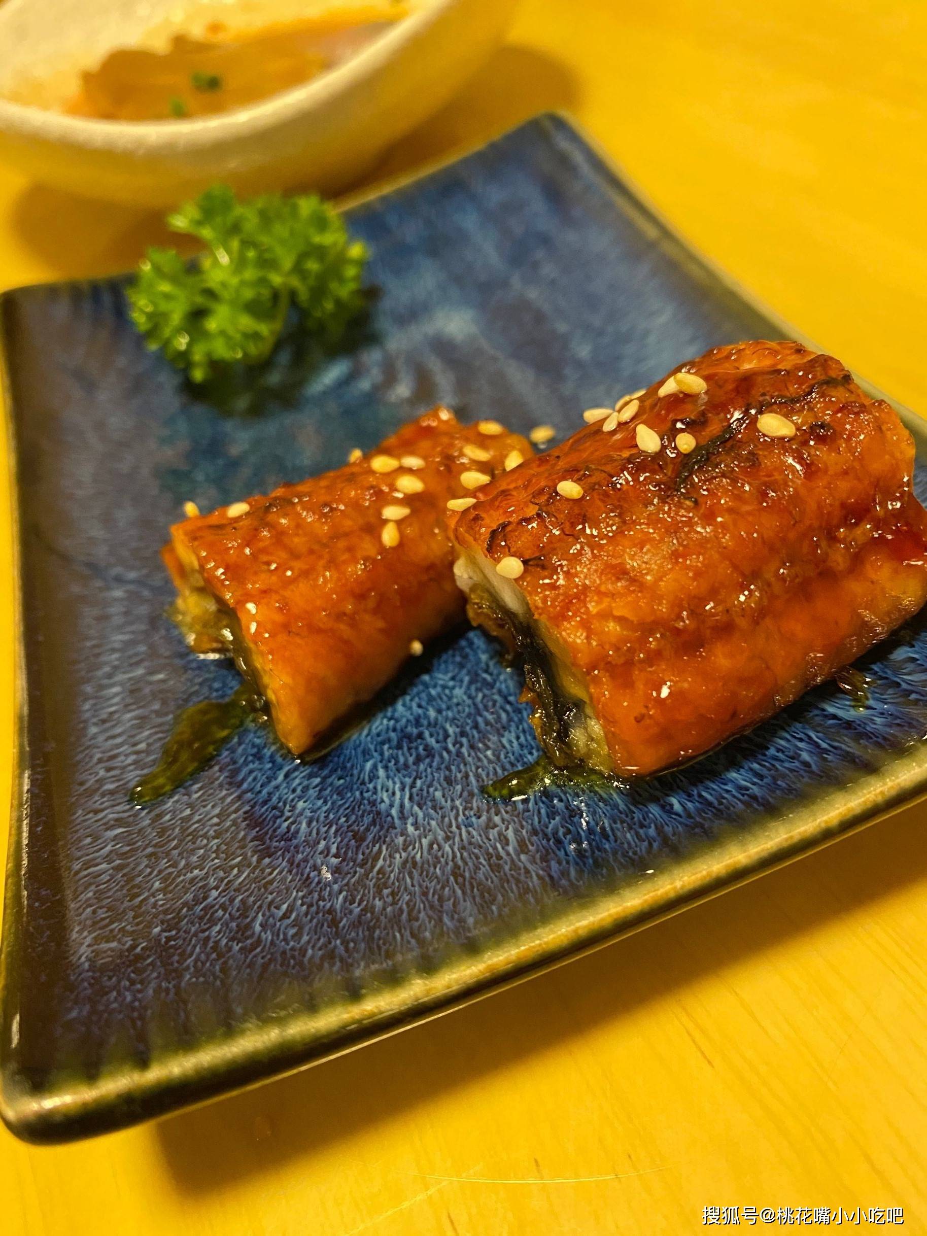 鳗鱼鳗鱼很嫩,胆固醇人士还是挡不住它的诱惑.