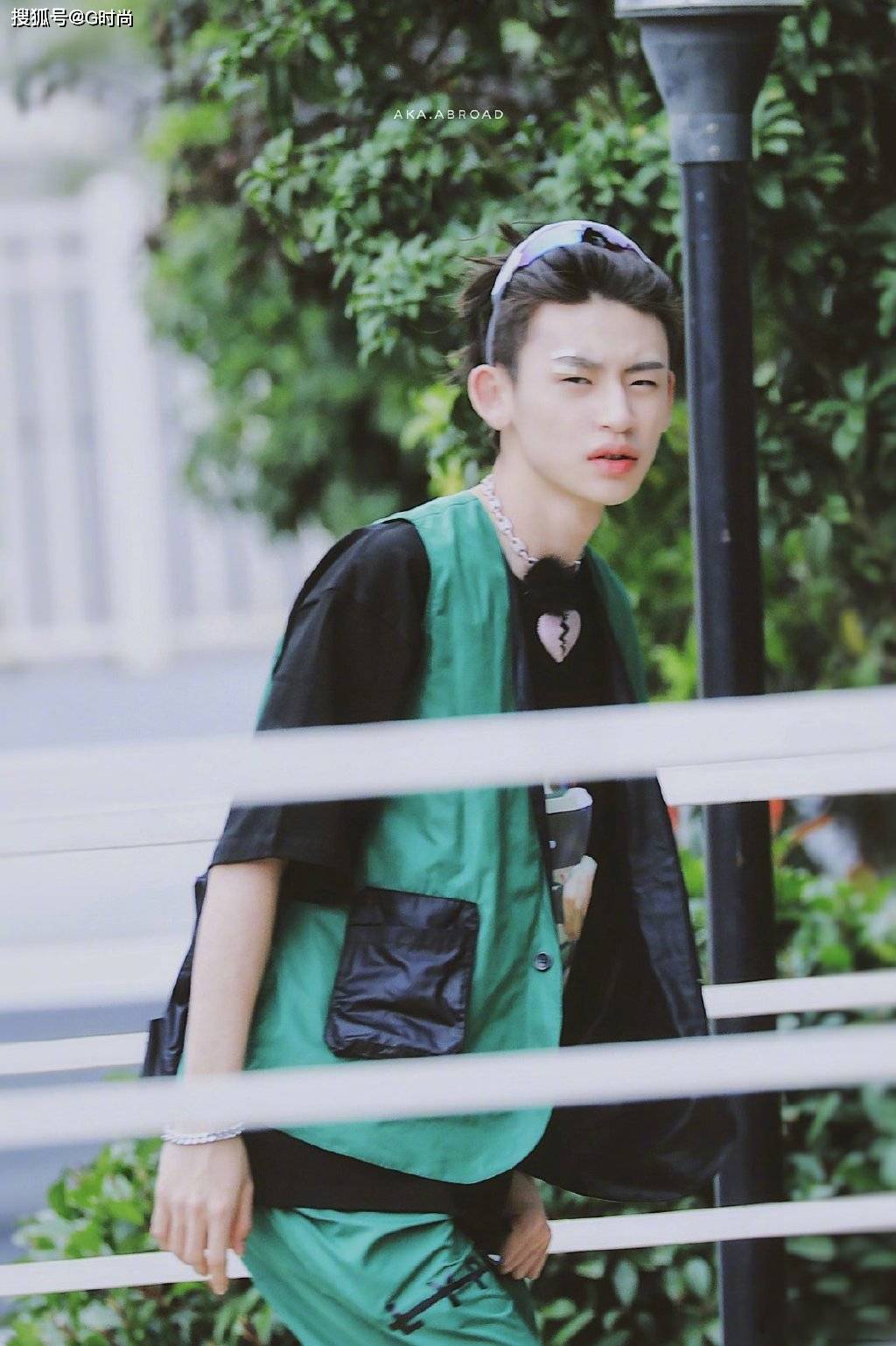 小鬼王琳凯身穿绿色马甲内搭黑色t恤潮酷有范儿