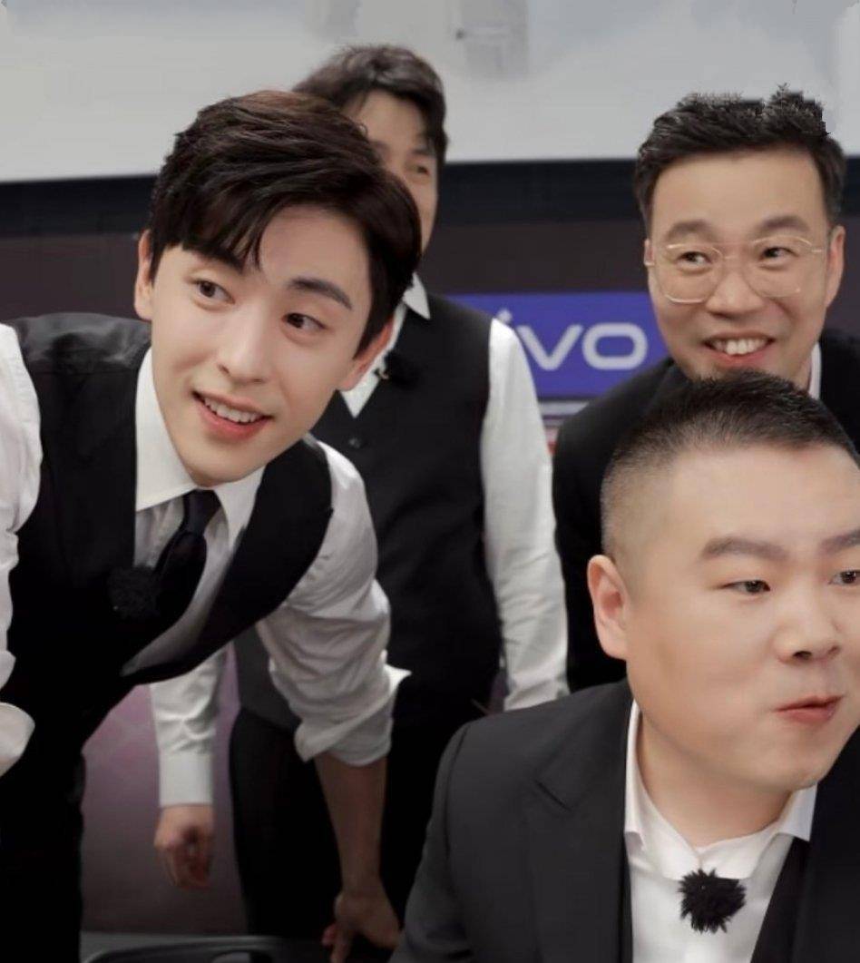 《极限挑战》:邓伦直播唱歌忘词翻车,网友:我的注意力却在这里