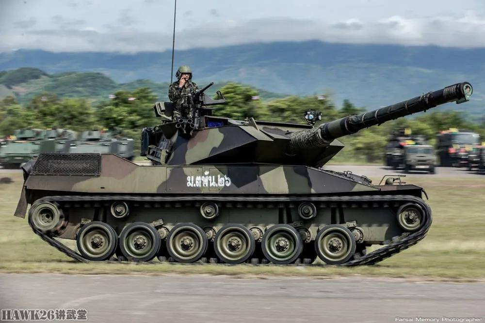 泰国陆军战术检查演习魟式轻型坦克登场 表演快速行驶和射击