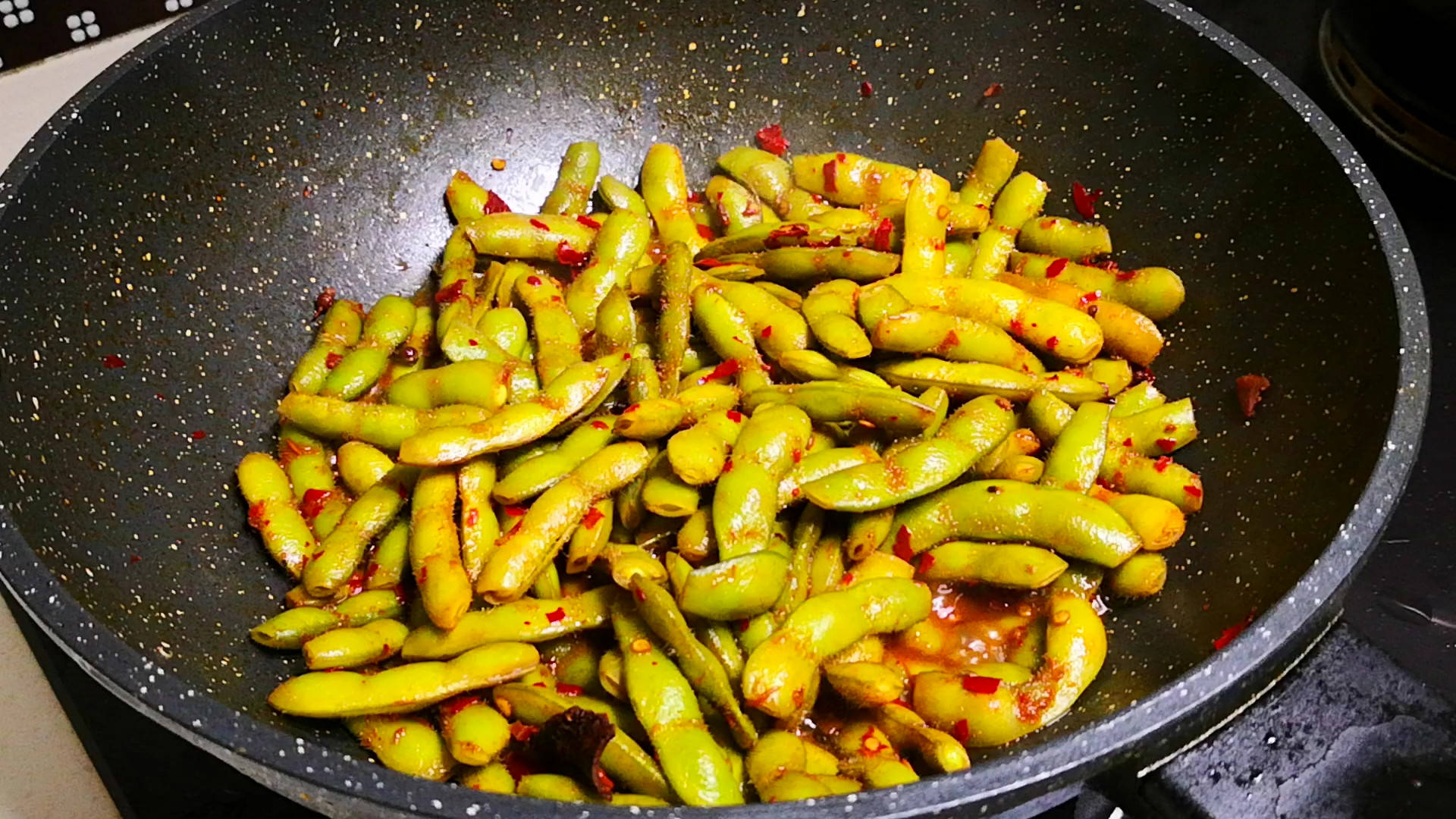 五分钟后,锅里的水基本也就快烧干了,这时毛豆也就煮好了,关火盛出