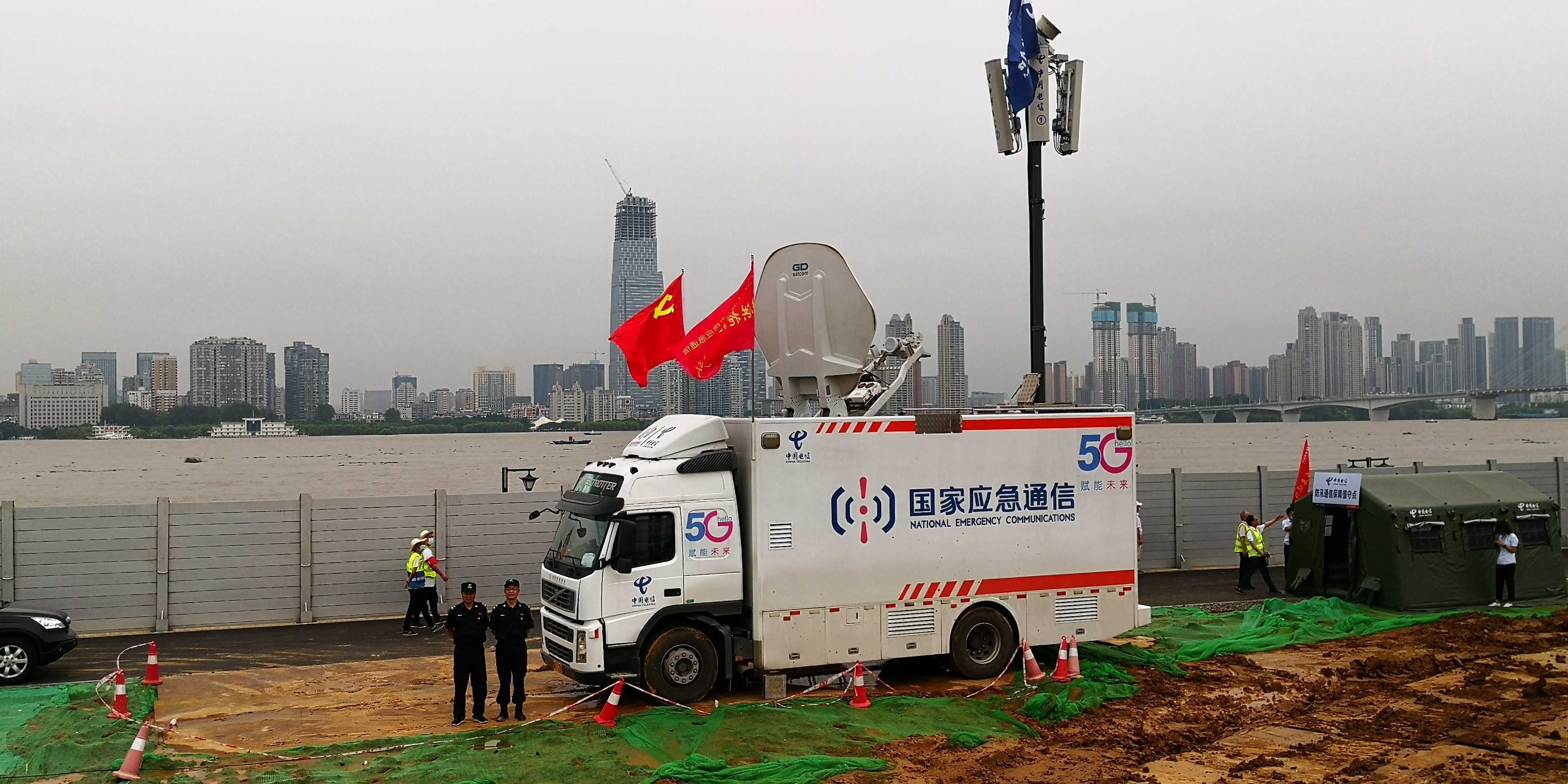 武汉电信为了保证防汛通信畅通,调用了应急通信保障
