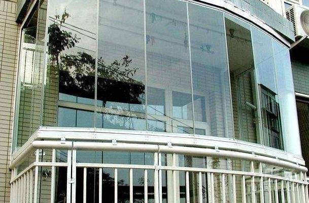 传统封阳台过时了,现在流行做无框窗,价格比阳光房低,100元/m