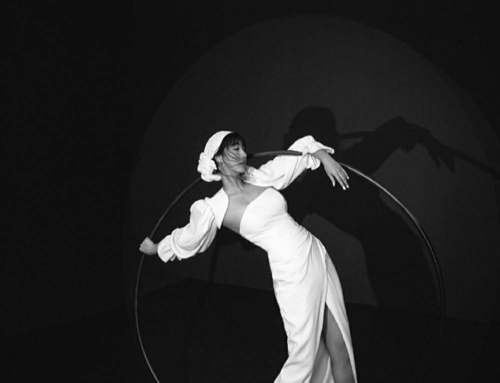 李菲儿戴面具化身暗黑风兔女郎,化黑色流泪"石油妆",确定不难受吗?