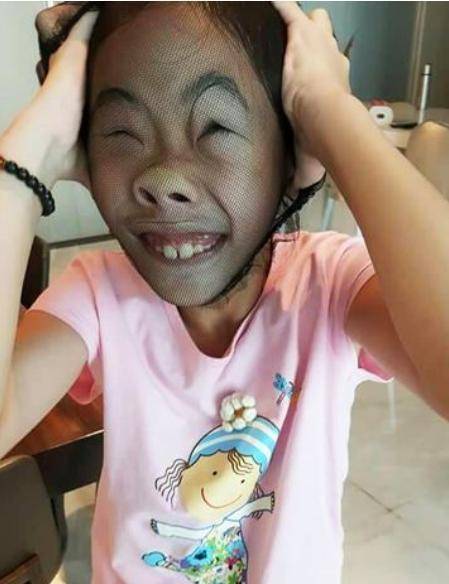 因为妈妈喜欢搞笑,所以女儿也继承了这一基因,曾经小s晒女儿们的照片