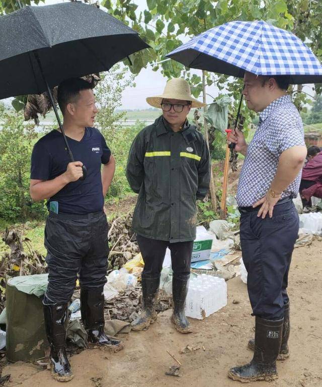 血防圩险情发生后,黄冈市人大副主任,团风县委书记李玲,县长何永红