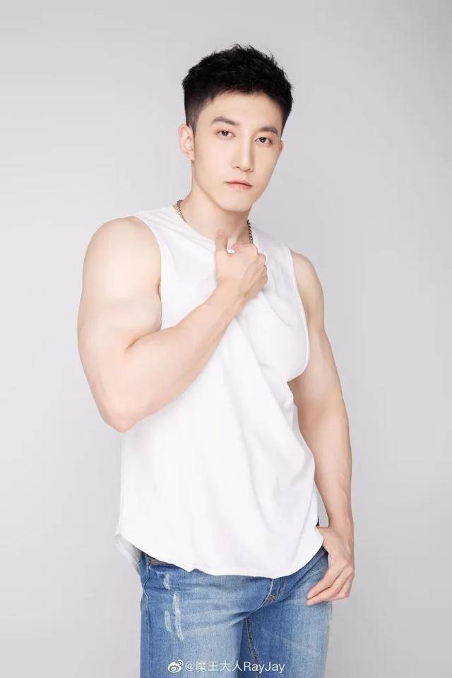 彭于晏的肌肉 黄景瑜的脸,这位肌肉小哥也太可了
