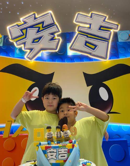 沙溢儿子生日现场照曝光9岁安吉胖出小肚腩小鱼儿亲吻哥哥超有爱