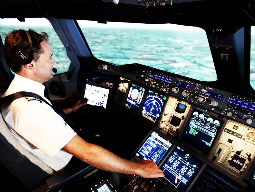 航空百科:驾驶舱中,为什么机长都是坐左侧?