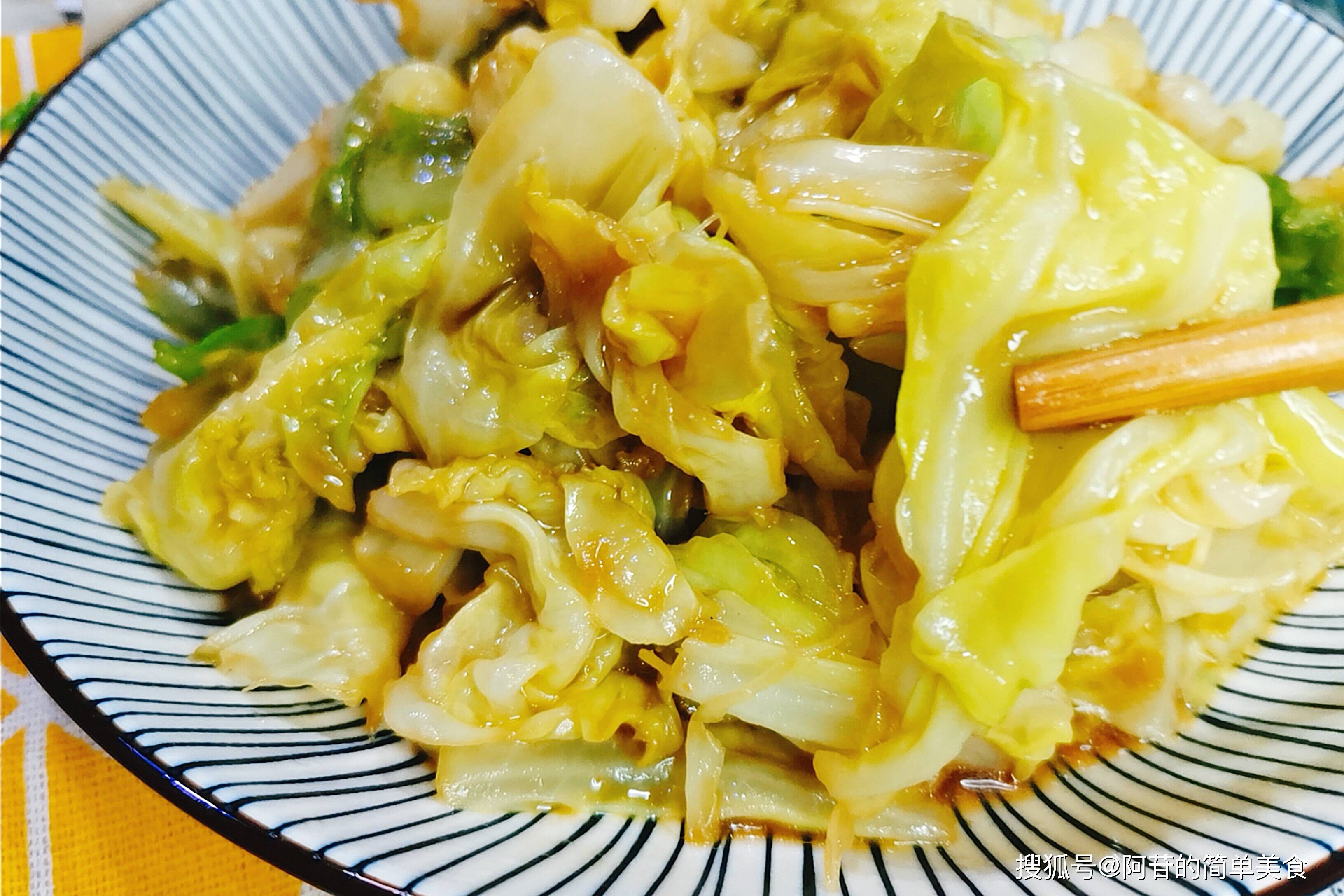 每日一道家常菜:酱爆口味的洋白菜,味道浓郁喷香,馋死人了