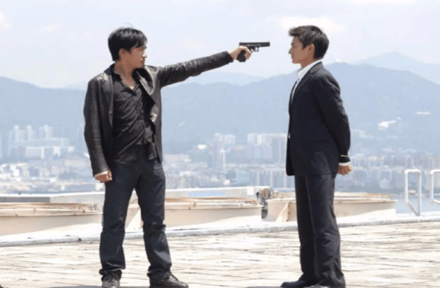 原创两人持枪对峙,一方突然开枪,进行反击的几率有多大?