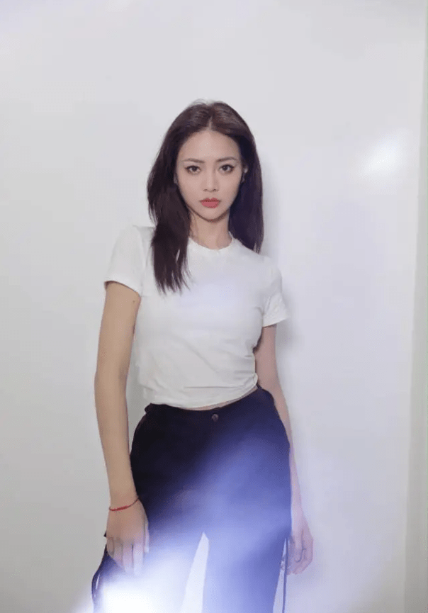 谢可寅出道后挑战"炫腹装",看清腰围后跪了