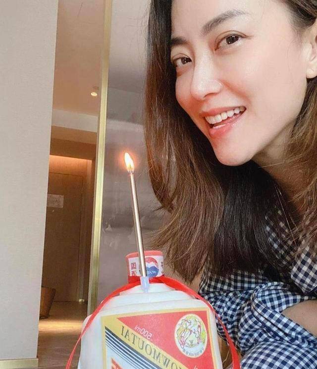 英皇高层生日获容祖儿送茅台蛋糕,当单亲妈妈,独力抚养女儿_霍汶希