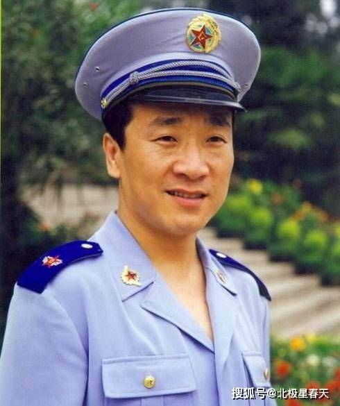 他是《王保长新篇》中的流氓无产者潘驼背;《老威的x计划》里的