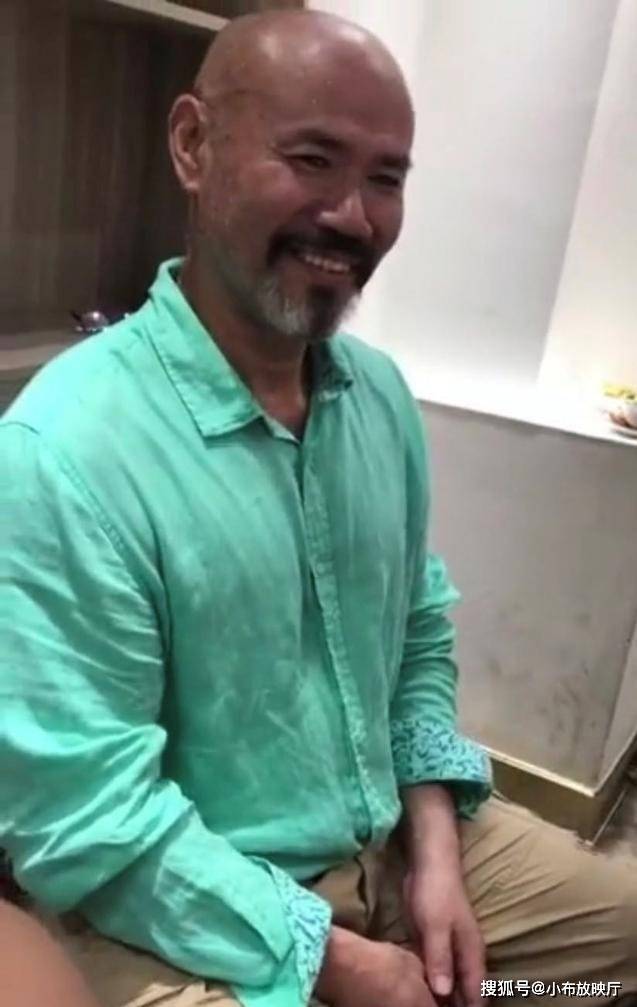 经典98版《水浒传》阮小五出境,衣服邹巴巴,疑似生活很贫苦_环境