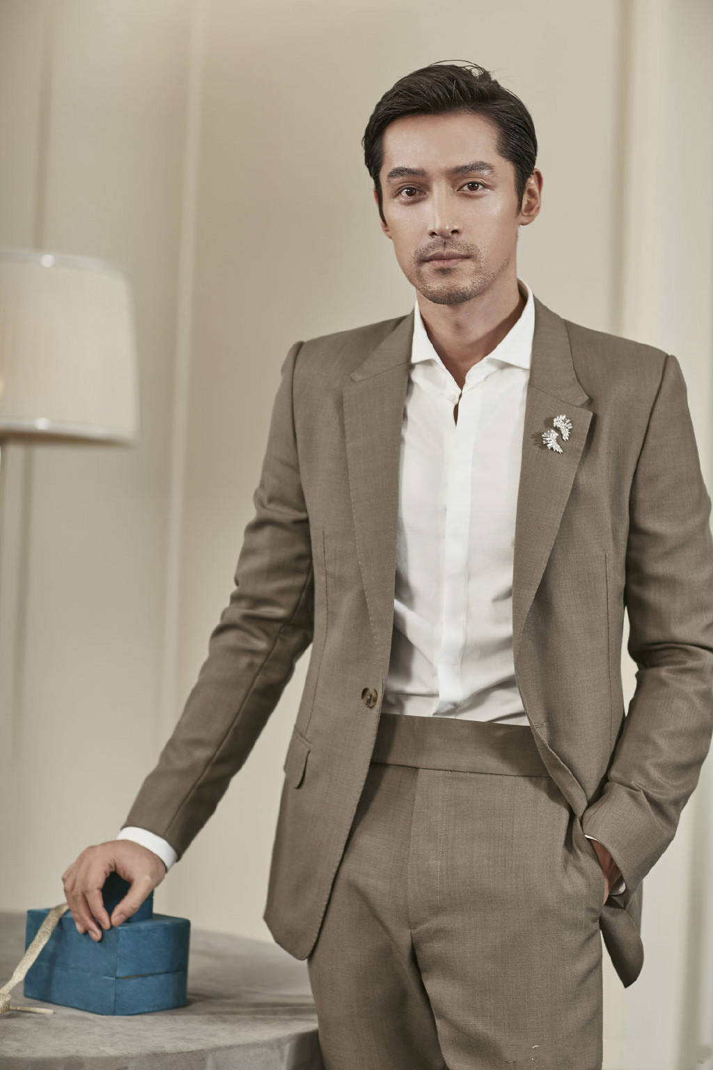 原创胡歌"消失"半年终现身,穿白衬衫系着围裙,男神终于接地气一回