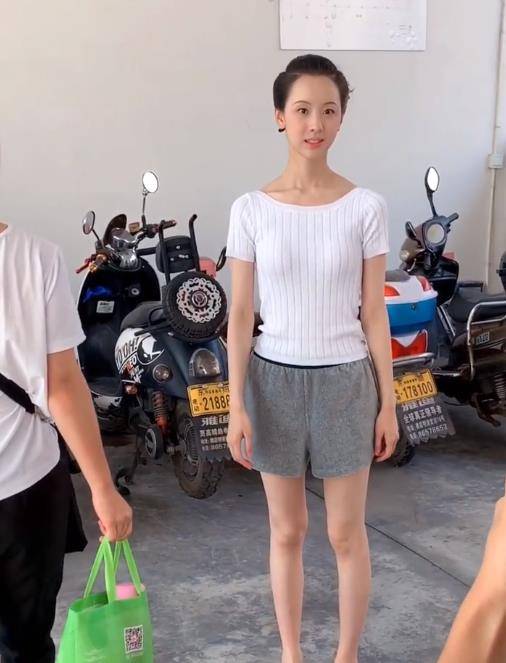 原创路人镜头下的明星,王一博成王不修,陈都灵三角肌,杨颖变化大!