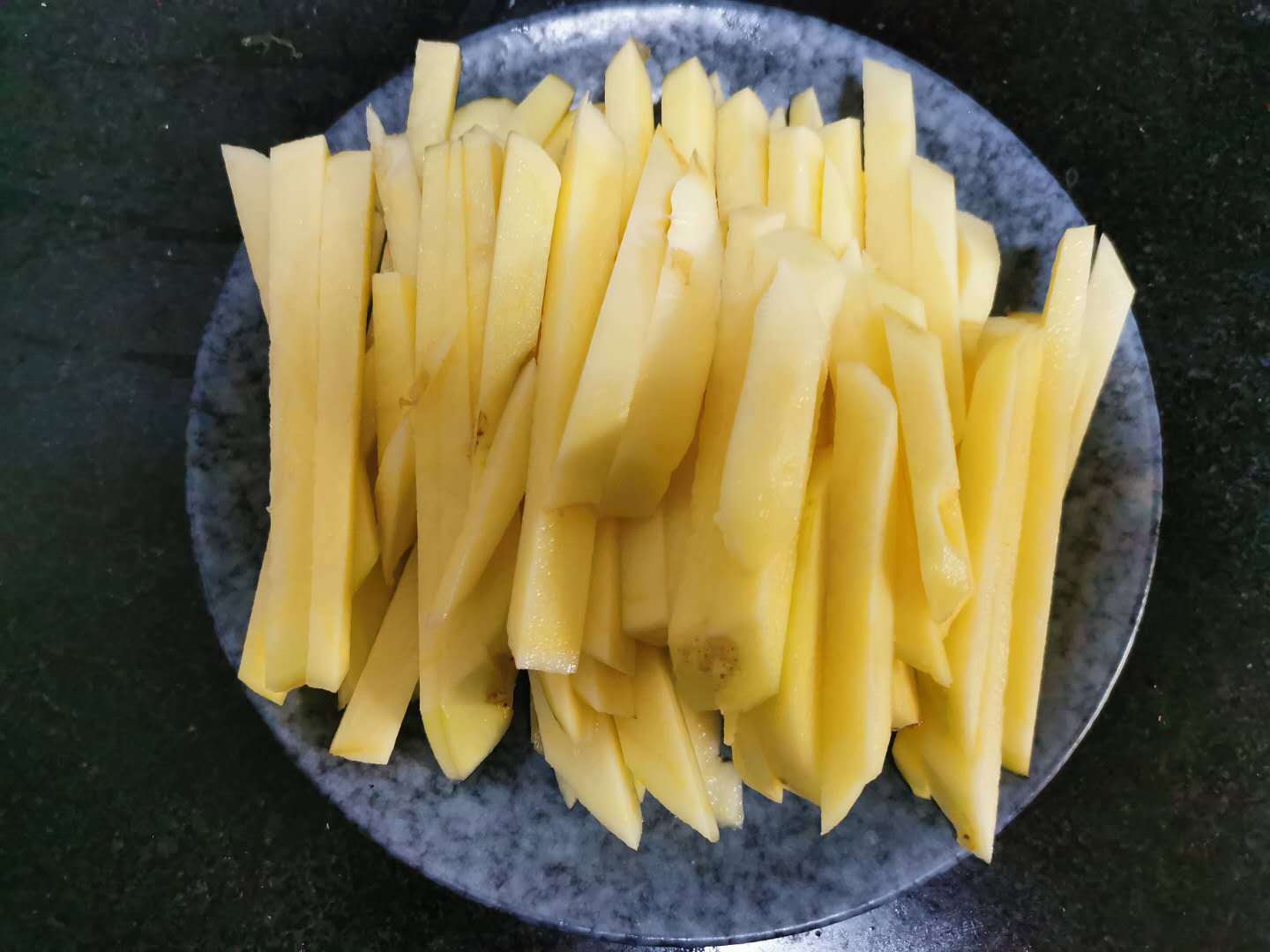 原创在家做薯条时,水煮后直接油炸就错了,多加这一步更酥脆